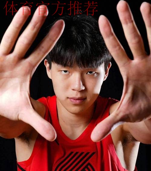 杨瀚森在赛前耐心为国外小球迷签名, 这小球迷的反应也太可爱了! 杨瀚森在赛前耐心为国外小球迷签名, 这小球迷的反应也太可爱了!